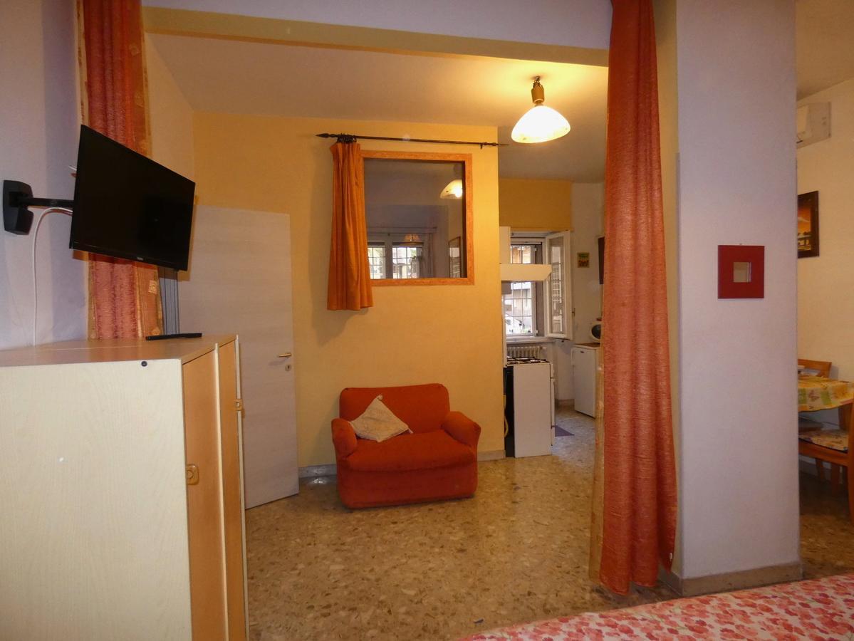 Nei Colori Apartment At 2 Stops From Colosseum Appartamento Roma